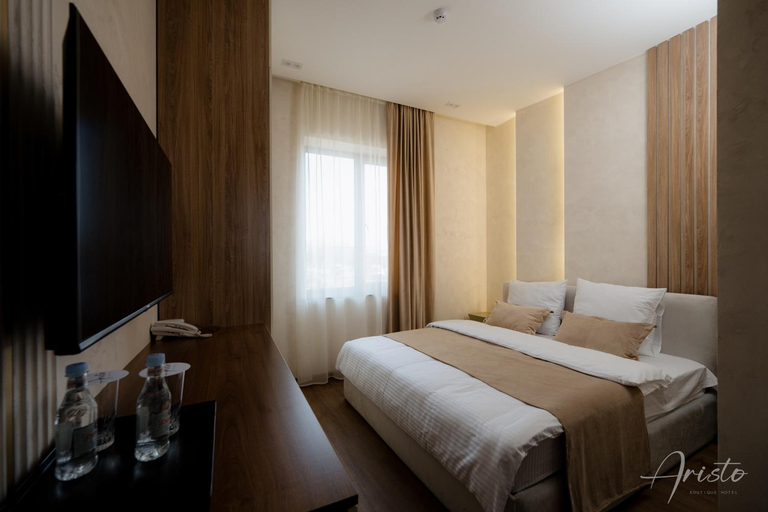 Bedroom 3, Aristo