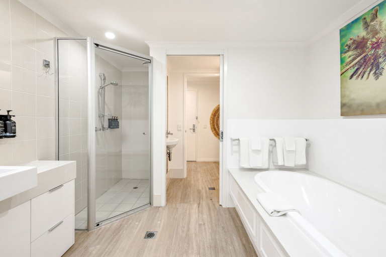 Bathroom 5, Mantra Amphora, Cairns