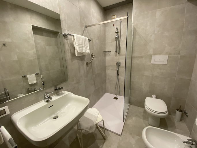 Bathroom 4, Hotel Cicolella, Foggia