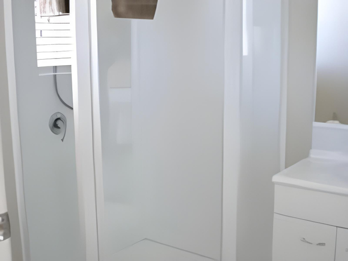 Bathroom 4, Miranda Holiday Park Hotel, Hauraki