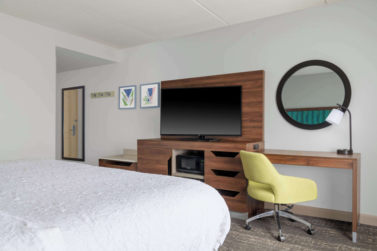 Bedroom 3, Hampton Inn & Suites Brookings, Brookings