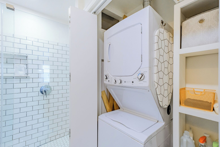 Bathroom 4, Oak Shores Studio 2, Harrison