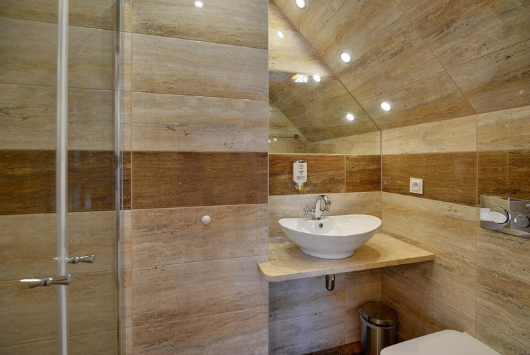 Bathroom 3, Dom Krawca - pod Chojnikiem, Jelenia Góra City