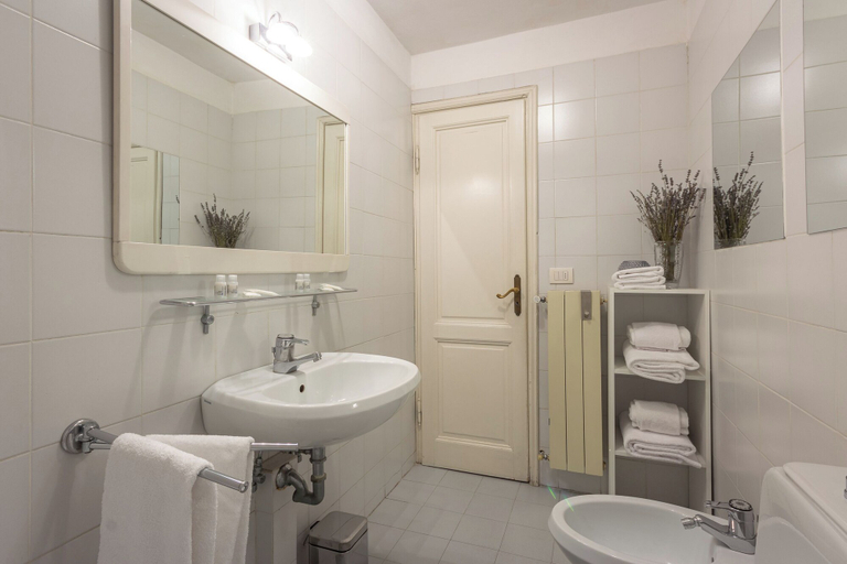 Bathroom 4, Angelica House, Florence