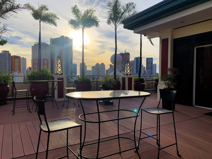 Exterior & Views 24