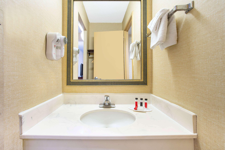 Bathroom 5, Days Inn by Wyndham College Park, Prince George's