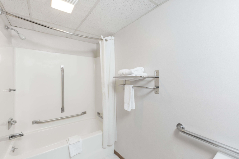 Bathroom 4, Super 8 By Wyndham Osceola Ia, Clarke