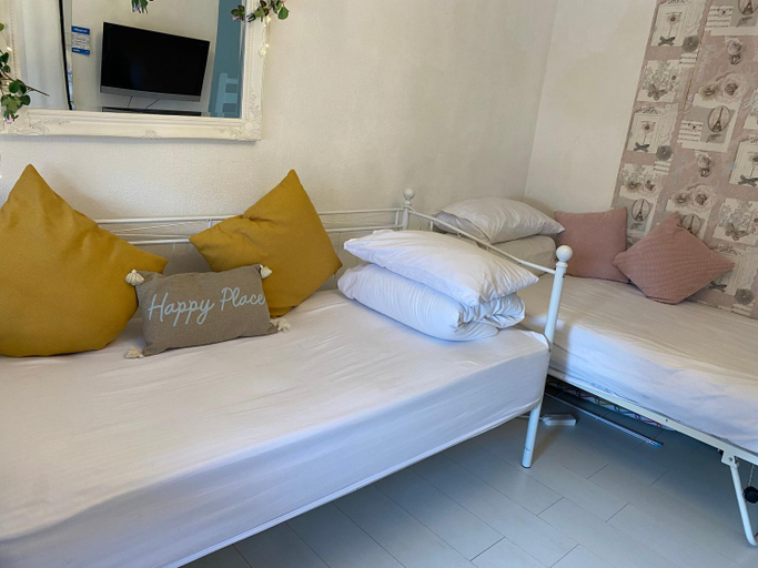 Others 4, Happy Place with kitchenette- female only, London
