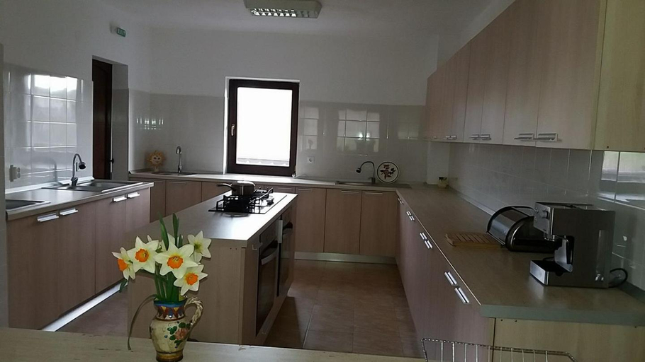 Others 5, Casa Cu Pridvor, Sanmartin
