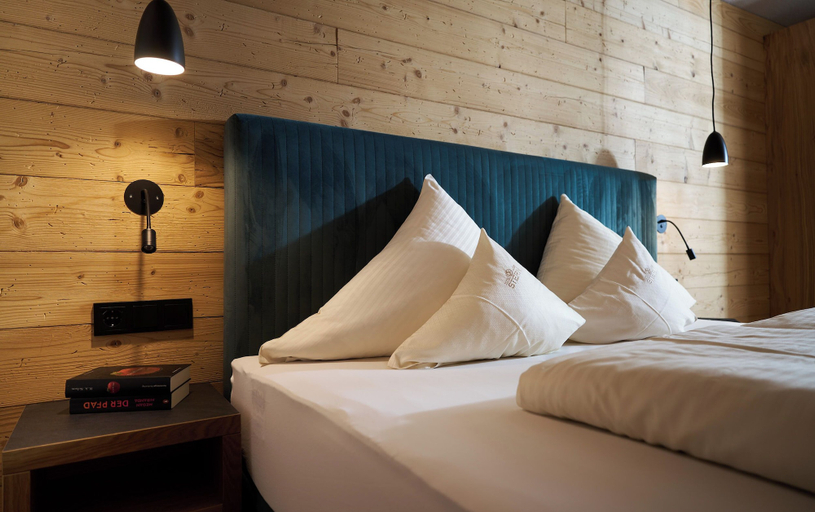 Bedroom 2, Hotel Stern, Reutte