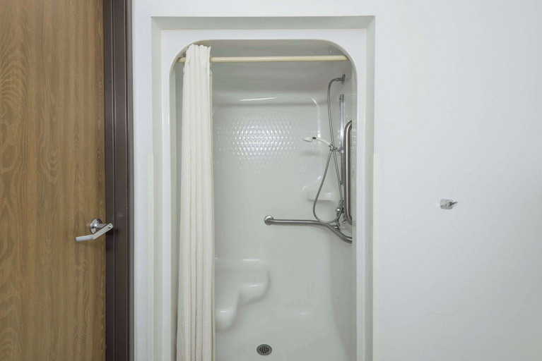 Bathroom 4, Super 8 by Wyndham Coshocton Roscoe Village, Coshocton
