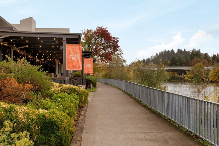 Exterior & Views 2, Valley River Inn, Lane