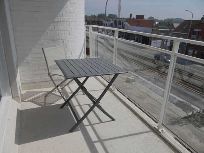 Outdoor dining, Apartment in Nieuwpoort Near the Beach, West-Vlaanderen