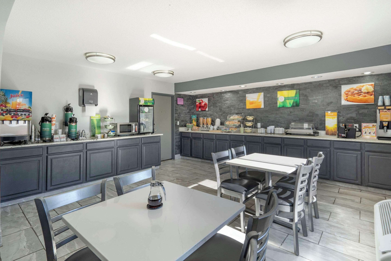Food & Drinks 5, Quality Inn & Suites Bloomington University Area, McLean