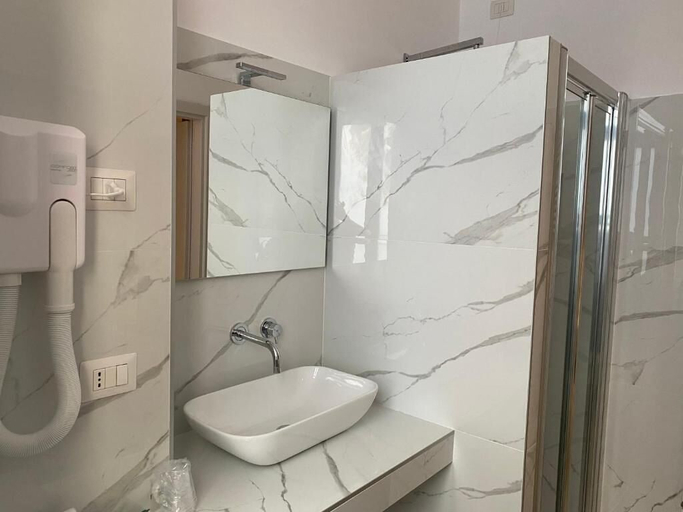 Bathroom 4, Oasi Village Hotel, Milano