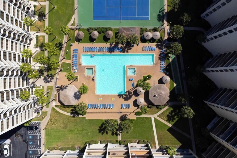 Royale Beach and Tennis Club, Cameron