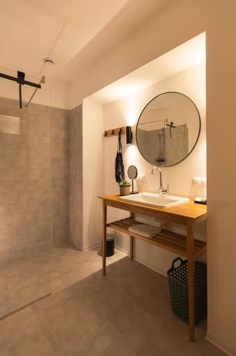 Bathroom 2, the salt vis a vis, Hallein