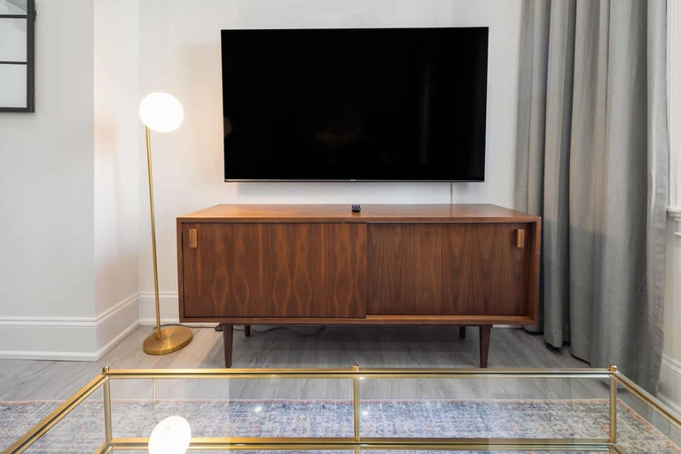 Room 4, Sosuite Penthouse 1BR Apt w Arch Windows W D, Philadelphia