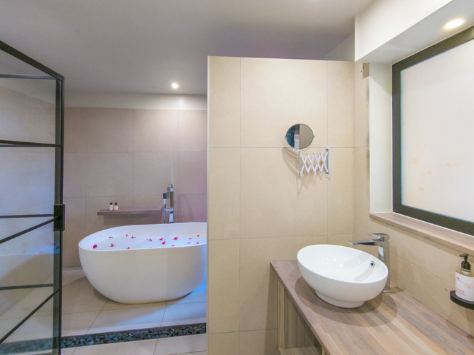 Bathroom 4, Flowers of Paradise with LOV