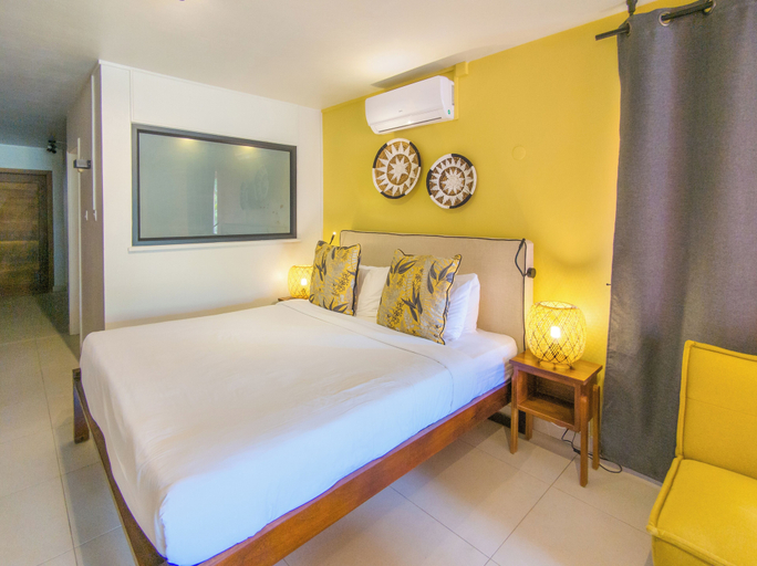 Bedroom 3, Flowers of Paradise with LOV
