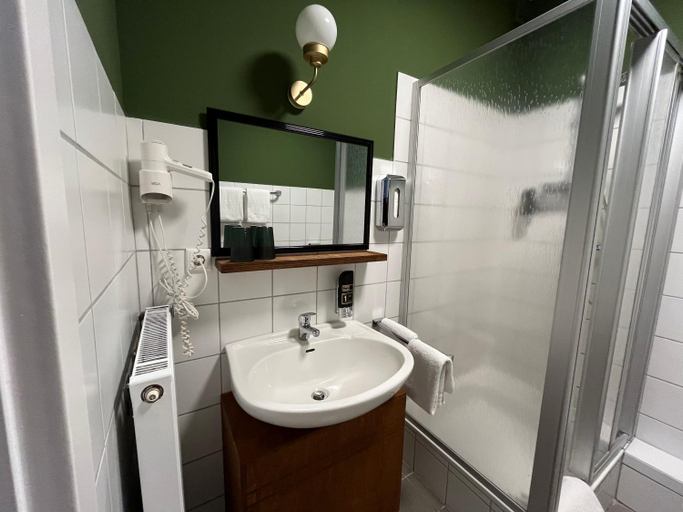 Bathroom 5, Sudstadt-Hotel Wilhelmshaven, Wilhelmshaven