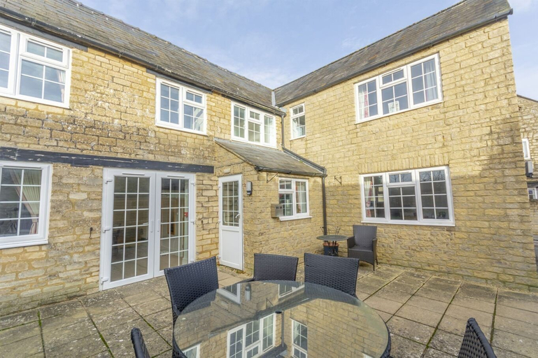 Exterior & Views 2, Pettifers Freehouse Hotel, Wiltshire