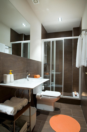 Bathroom 3, Ramblas Apartment, Boqueria 28, Barcelona