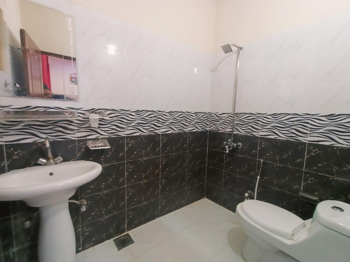 Bathroom 3, Al Makkah hotel, Lahore