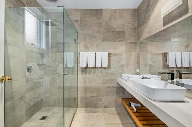 Bathroom, Rowville International Hotel, Knox - South