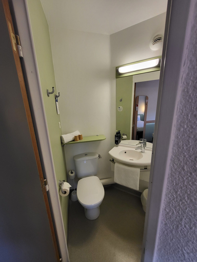 Bathroom 4, ibis budget Marseille la Valentine, Bouches-du-Rhône