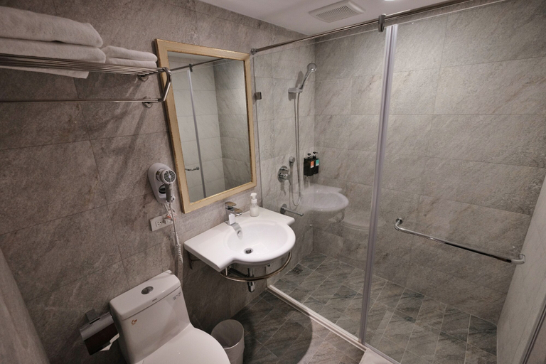Bathroom 5, Happy Inn, Taichung