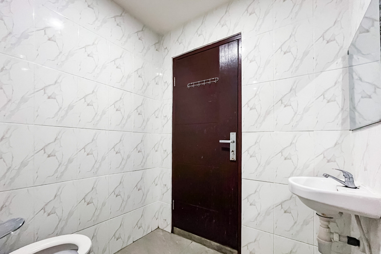 Bathroom 4, RedDoorz Plus @ Hotel Lestari Karema Mamuju, Mamuju