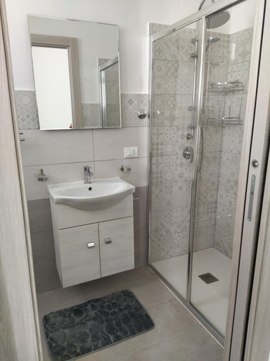 Bathroom 4, Perla del sud, Syracuse