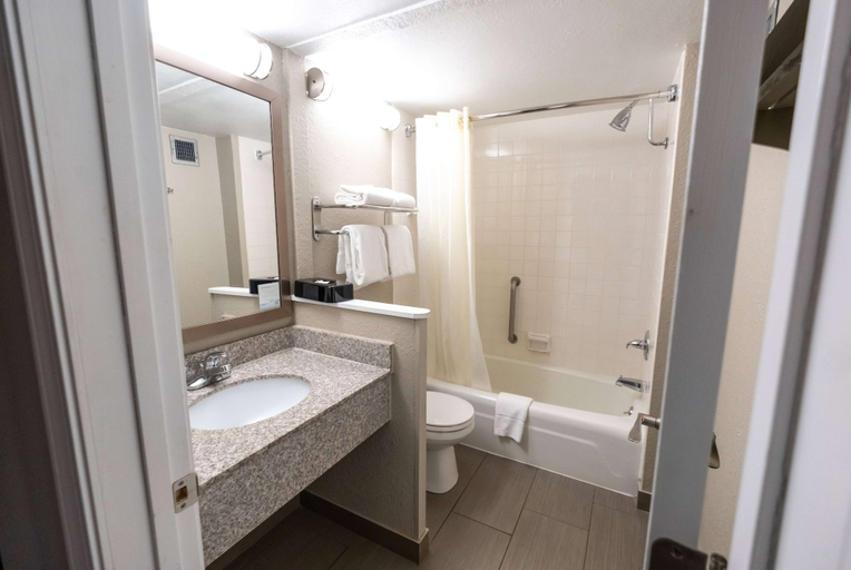 Bathroom 4, Baymont by Wyndham Effingham, Effingham