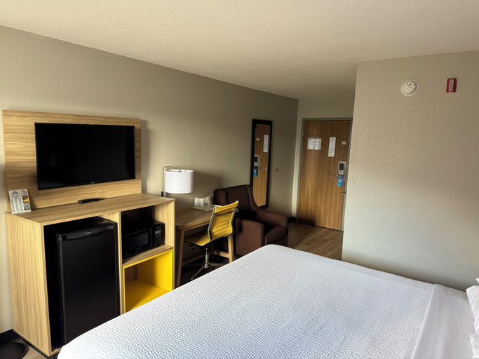 Bedroom 3, Days Inn by Wyndham Muncie -Ball State University, Delaware