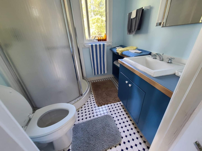 Bathroom, Meta Goldin Farmhouse - Meadow!, Hancock