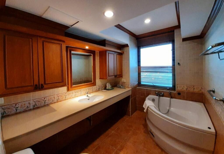 Bathroom 5, Grand Hotel, Pattaya