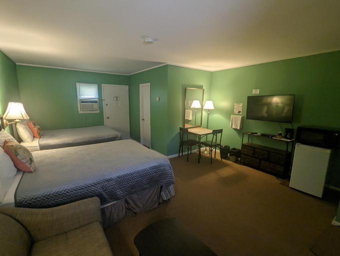 Bedroom, PINEWOOD INN, Renfrew