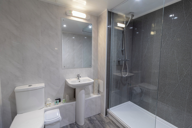 Bathroom 3, Hampstead Britannia Hotel, London