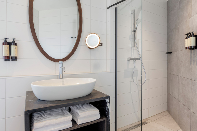 Bathroom 5, Corendon Amsterdam Schiphol Airport, a Tribute Portfolio Hotel, Haarlemmermeer