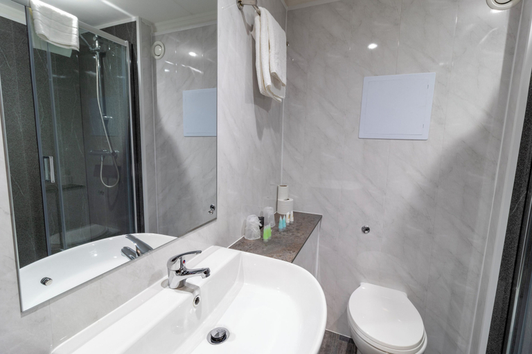 Bathroom 4, Hampstead Britannia Hotel, London