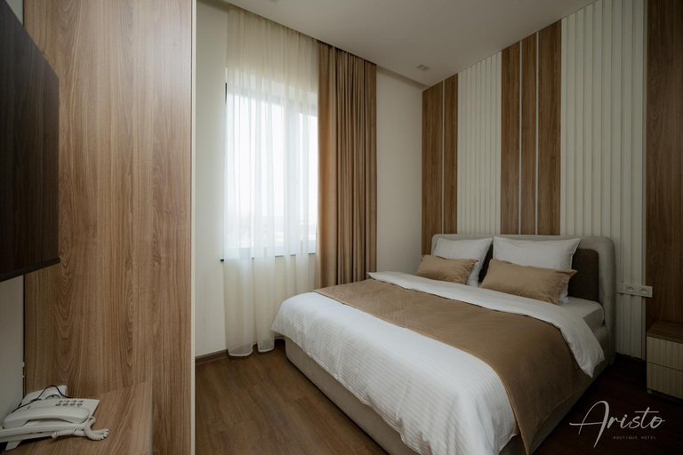 Bedroom 3, Aristo