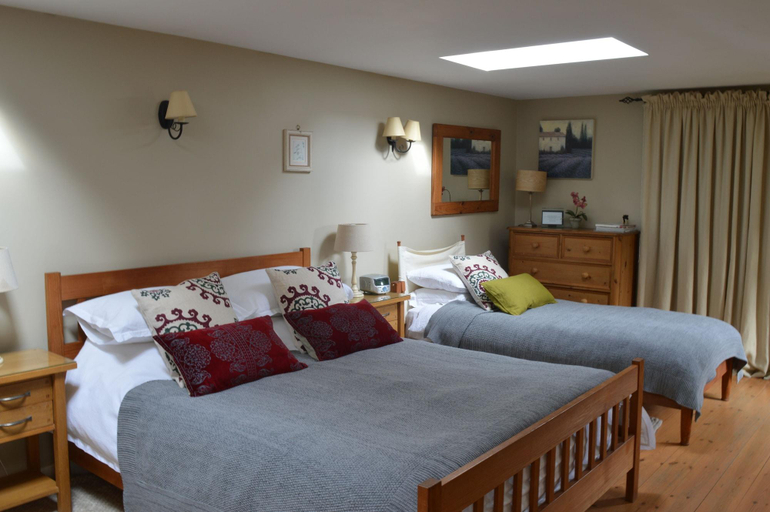 Bedroom 2, Motts Cottage, Essex