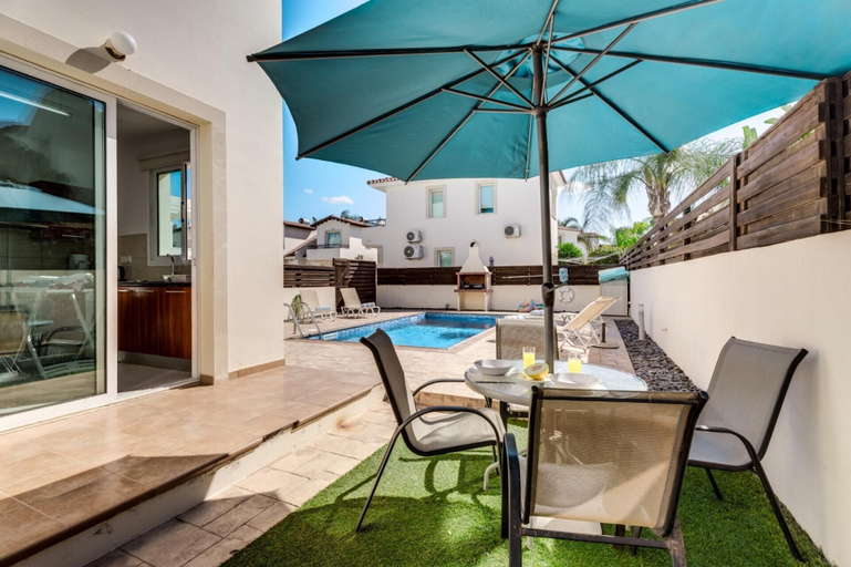 Outdoor dining, 2 bed - Sleeps 6 - Private Pool - 5 Min To Beach