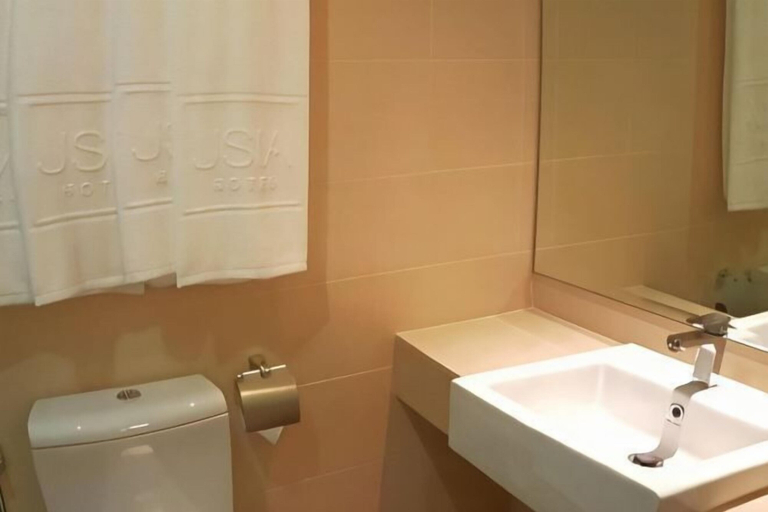 Bathroom 13