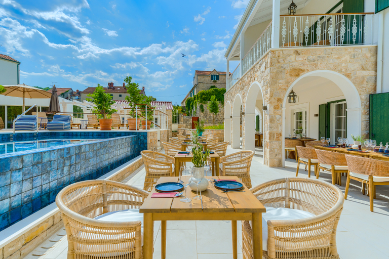 Others 5, Hotel Brattia, Postira
