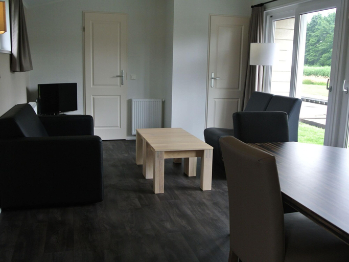 Living room 3, Cozy Chalet With Sloop in Giethoorn, Steenwijkerland