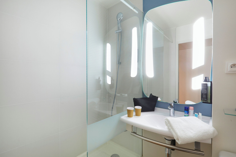 Bathroom 3, ibis Sallanches Porte du Mont Blanc, Haute-Savoie