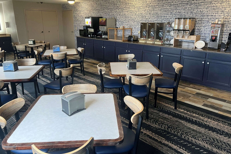 Food & Drinks 4, AmericInn by Wyndham Viroqua, Vernon