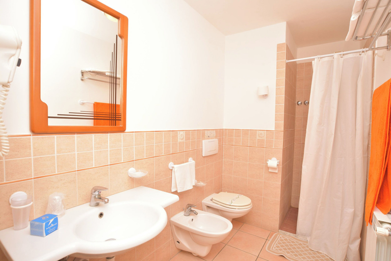Bathroom 5, Hotel Terme Zi' Carmela, Napoli